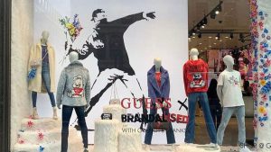Banksy llama a los ladrones para robar a una tienda de Guess