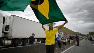 Brasil: la Policía inicia levantamientos de bloqueos en las carreteras