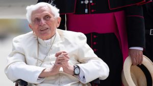 El secretario de Benedicto XVI admite los problemas durante su papado