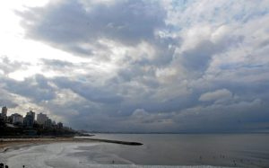 Ya no se sufre el frio, pero La Feliz sigue nublada: El clima en Mar del Plata