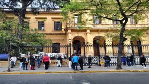 Cesa la toma de la escuela Mariano Acosta, pero siguen los reclamos