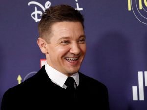 El actor Jeremy Renner se encuentra en estado “crítico pero estable” tras sufrir un accidente