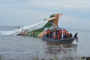 Tragedia aérea en Tanzania: un avión cayó en un lago y murieron 19 personas