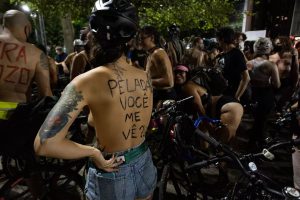 Brasil: ciclistas pedalearon al desnudo para protestar por su vulnerabilidad frente a accidentes de tránsito