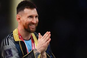 Mundial Qatar 2022: que significa la túnica que vistió Lionel Messi para levantar la copa