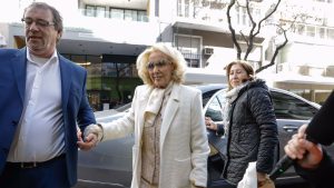 Elecciones PASO 2023: Mirtha Legrand fue a votar y sorprendió con un look total white