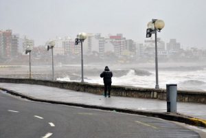 El alerta permanece y la lluvia continúa: El clima en Mar del Plata