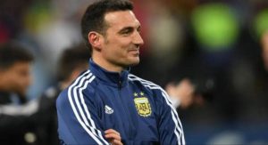 Scaloni ya espera a su selección en Abu Dhabi