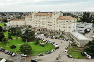 Un hombre se cayó  de un paredón de una playa del norte de Mar del Plata