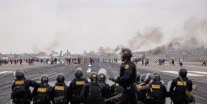 Crisis en Perú: miles de manifestantes toman el aeropuerto de Arequipa