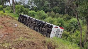 Una mujer argentina y su hijo fallecieron tras volcar un colectivo en una ruta en Brasil