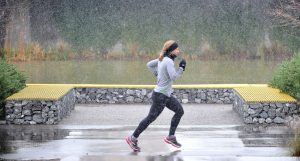 Salud y bienestar: ¿qué precauciones hay que tener a la hora de salir a correr cuando llueve?