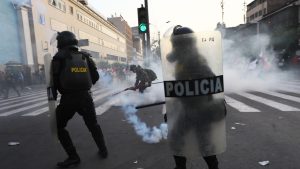La policía peruana reprimió una protesta frente al Congreso con gases lacrimógenos