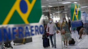 Vuelve el barbijo obligatorio en aviones y aeropuertos de Brasil