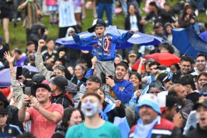 Mundial Qatar 2022: Mas de 25 mil personas bajo la lluvia en el fan fest de Las Toscas