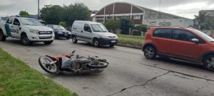 Impactante choque en Champagnat: el conductor del automóvil se dio a la fuga