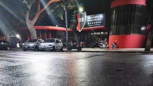 Se juega Newell’s y Vélez en medio de una interna de barras que dejó un muerto