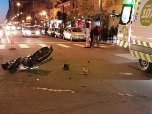 Internan a un motociclista tras chocar contra un colectivo en Colón y Lamadrid