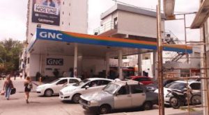 Un Chevrolet Corsa se incendia en una estación de GNC