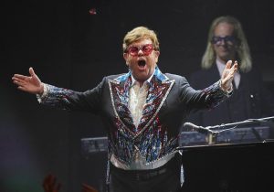 Elton John fue internado de urgencia tras haber sufrido un accidente doméstico