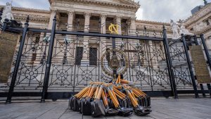 Un empresario envió 256 palas al Congreso: “para que se pongan a laburar”