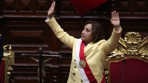Quién es Dina Boluarte, la nueva presidenta de Perú que asumió tras la destitución de Pedro Castillo