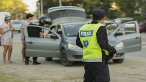 Mar del Plata: un conductor chocó su auto en la costa