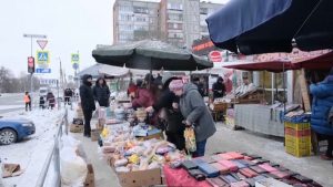Rusia: el alza de los precios obliga a los jubilados a adquirir alimentos caducados