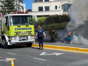 Incendio en Alberti y La Costa: un automóvil fue destruido casi por completo