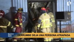 Se derrumbó un edificio y un hombre quedó atrapado entre los escombros