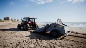 El Emsur realiza tareas de mantenimiento en mas de 50 hectáreas de playas públicas por día