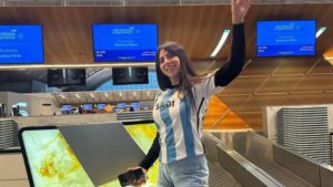 Mundial de Qatar 2022: la joven viajó y siguió el partido afuera del estadio
