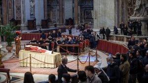 Miles de fieles despiden a Benedicto XVI en la Basílica de San Pedro