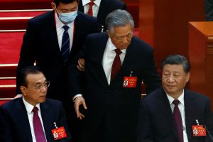 Xi Jinping humilló al ex presidente Hu Jintao haciendo que lo saquen por la fuerza del Congreso
