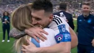 Mundial Qatar 2022: el cálido y emotivo abrazo entre Lionel Messi y la cocinera de la Selección Argentina