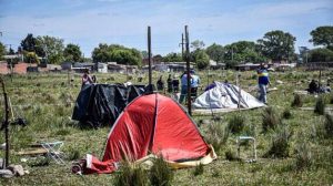 Vuelve la toma de terrenos en el barrio Las Heras: instalaron carpas y hasta cercaron un predio