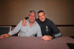 Scaloni para rato: El “Chiqui” Tapia renueva el contrato