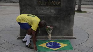 Cariocas y turistas rinden homenaje a Pelé en el Estadio Maracaná tras su muerte