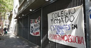 Estudiantes secundarios marchan por la educación pública y 4 escuelas continúan tomadas