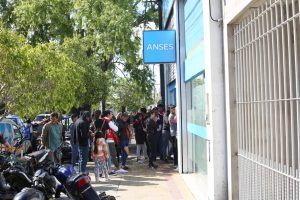 Bono de fin de año: quejas por largas filas en la cuidad