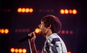 Louis Tomlinson enloquece a sus fanáticos interpretando una canción de One Direction en el regreso de su gira