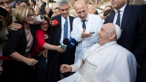 El Papa Francisco fue dado de alta: “está en mejor forma que antes”