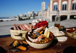 Se acordó un plus de $120 mil para trabajadores hoteleros y gastronómicos por la temporada