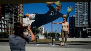 Homenaje a Emiliano Martínez: su esposa recorre Mar del Plata