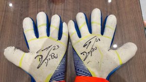 Dibu Martínez a beneficio del Hogar de María: Sorteo solidario de sus guantes firmados