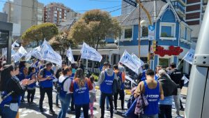 Sin acuerdo de equiparación salarial, Uthgra amenaza con seguir las protestas por la noche