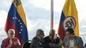 El Gobierno colombiano y el ELN retoman el diálogo de paz en Caracas
