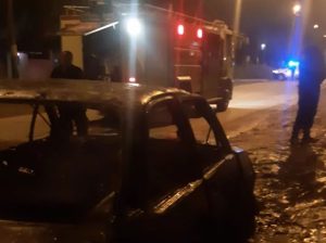 Tragedia en Mario Bravo y Cerrito: Un auto fue completamente incendiado