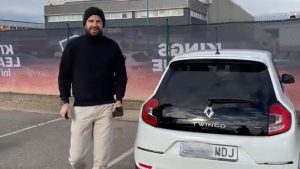 Gerard Piqué llegó a un evento ¡En un Twingo!