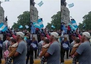 Dieron de alta a la chica que había caído del monumento a San Martin